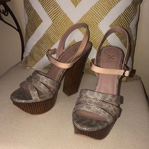 Vince Camuto 9M Natural Multi platform sandal